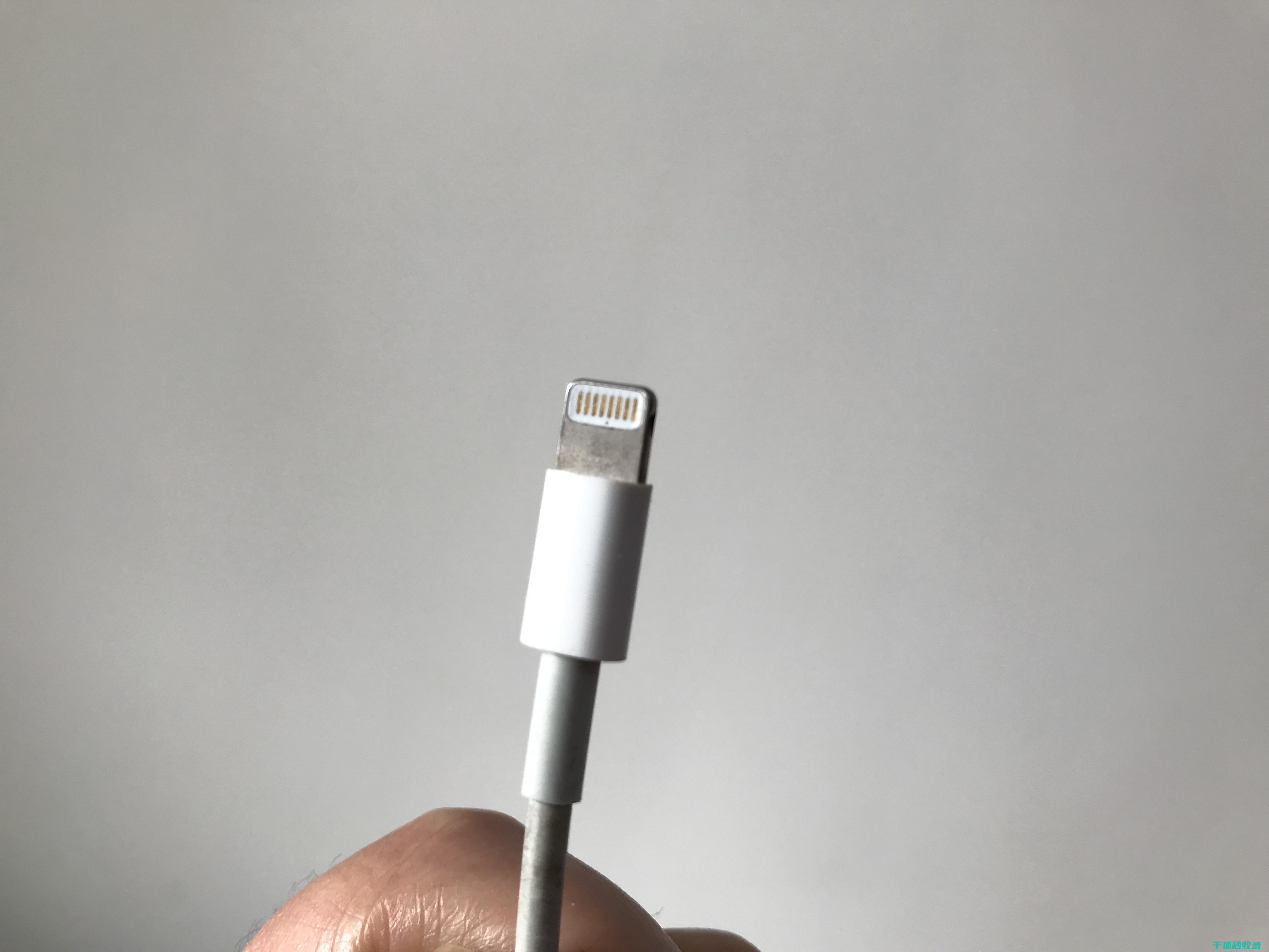 如何在充电过程中确保电动汽车的安全性